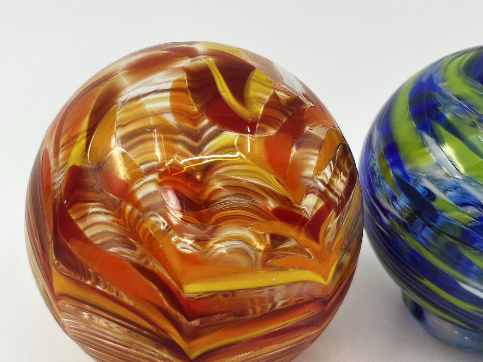 Lot – 2 Oregon Coast Taft 2021 Blown Glass Float 4” 3.75” Red/Yellow Blue/Green