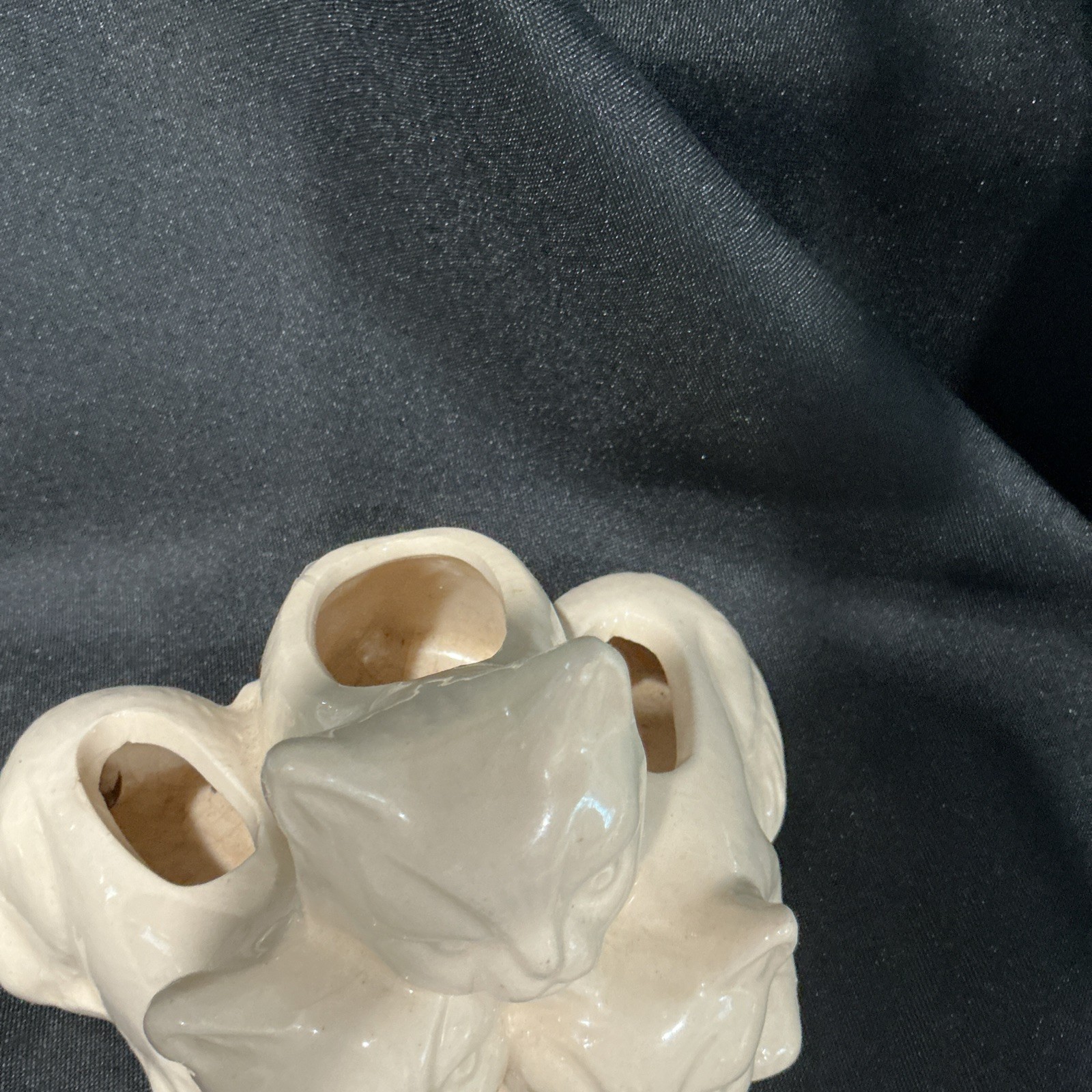 Vintage Unbranded Beige/Ivory Kittens Cats Planter 6x5x4 Age Crazing