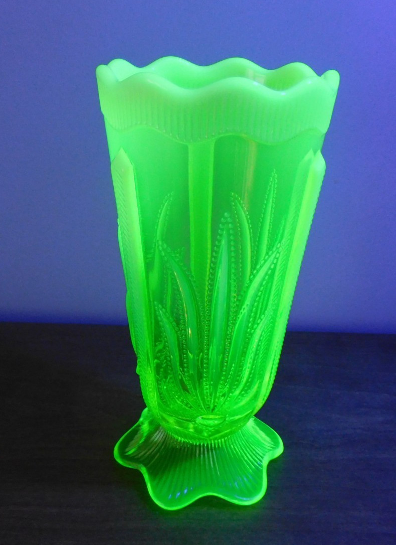 Vintage Fenton Cactus Vaseline Topaz Opalescent Vase Uranium Glass 7″ Great Glow
