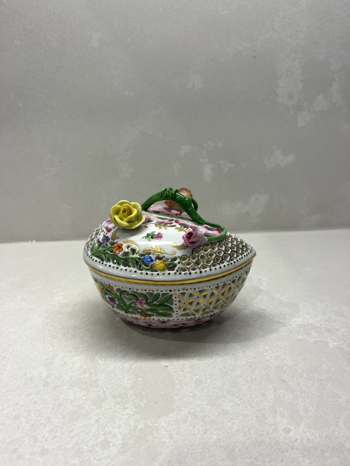 Herend Giftware Porcelain Heart Shape Reticulated Bonbon & Lid 6200/C