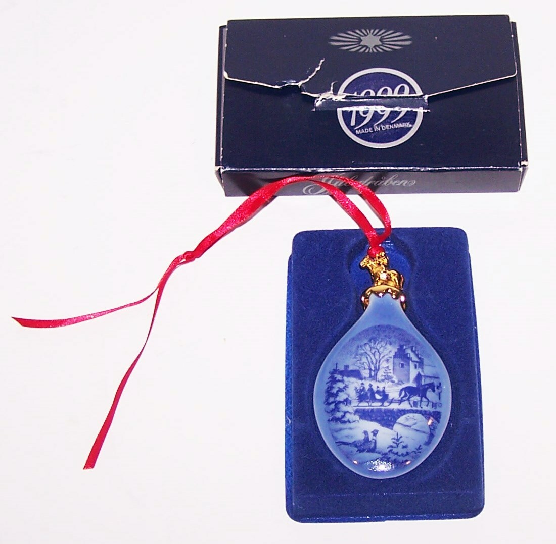 LOVELY 1999 ROYAL COPENHAGEN DENMARK SLEIGH RIDE CHRISTMAS DROP ORNAMENT IN BOX