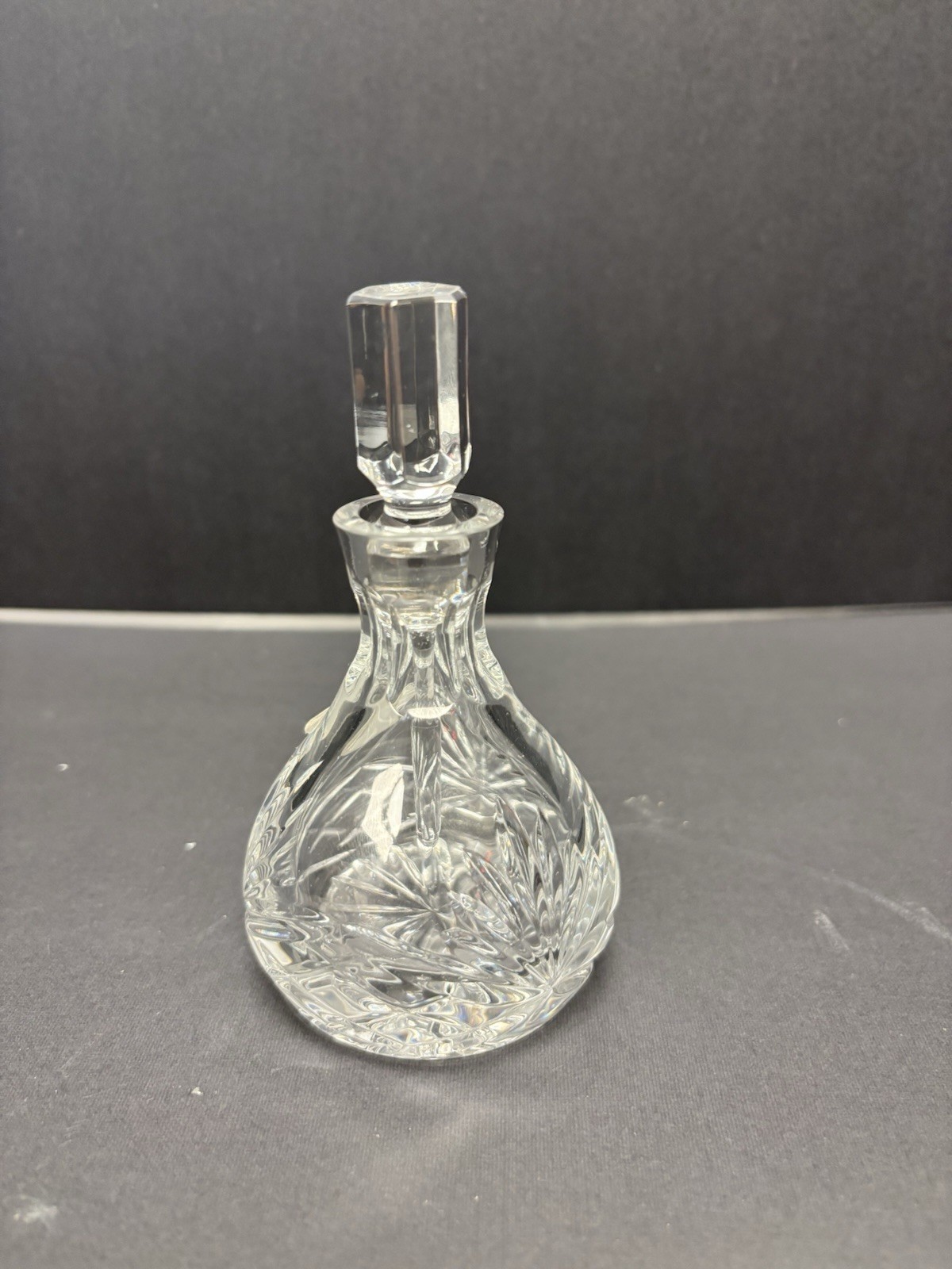 ROGASKA CRYSTAL RICHMOND FAN AND DIAMOND 3 3/4″ TALL PERFUME BOTTLE W/STOPPER