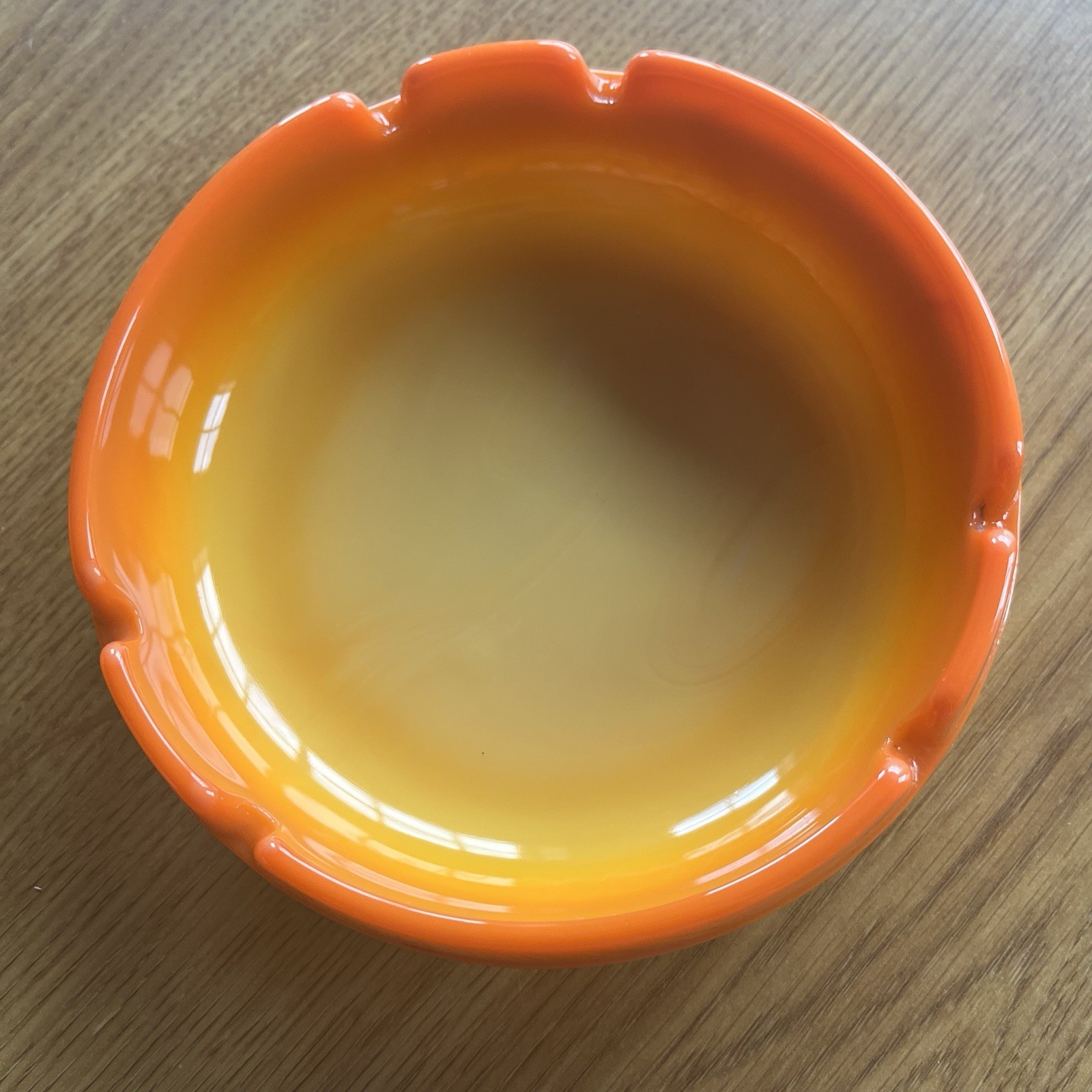 L.E. Smith Glass Orange Bittersweet MCM Round Ashtray Mint Condition 6” Across
