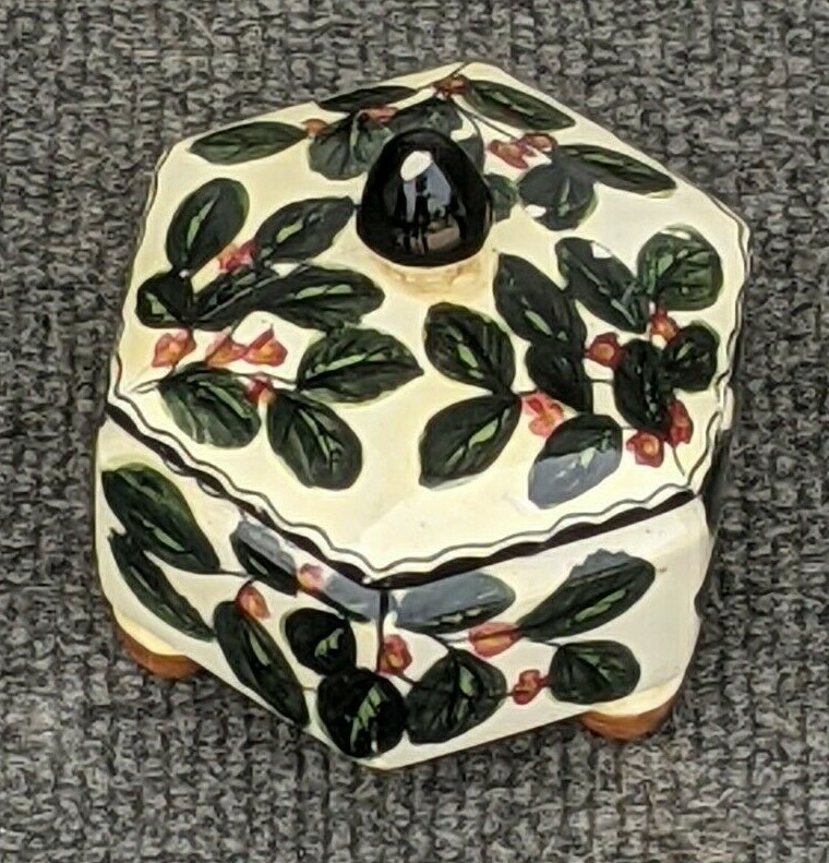 Leaf and berry patterned footed hexagon shape trinket box Valadares, Portugal