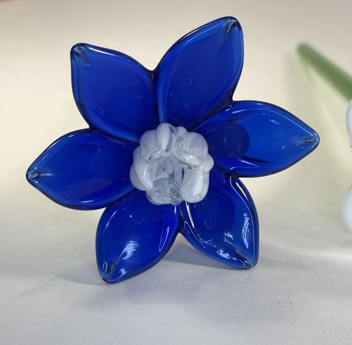 Handblown Glass Flowers Daffodils Blue and White w Green Stems 7.75” Long