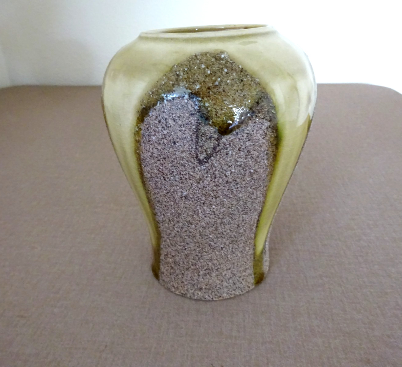 VINTAGE STUDIO ART SAND & DRIP GLASS POTTERY VASE 7″