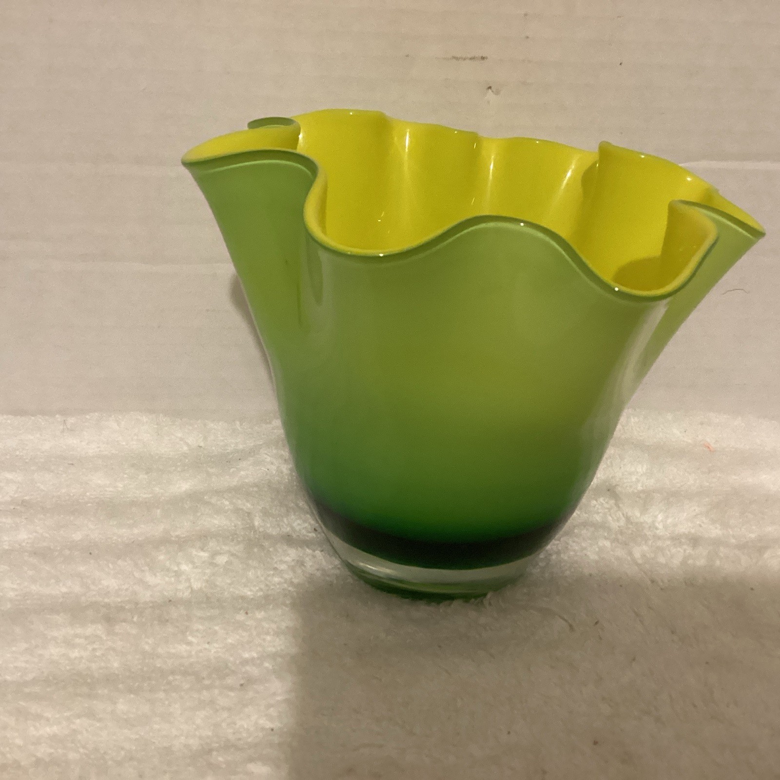Gorgeous Handkerchief Design Green/Yellow Art Glass Vase Ruffle Top.