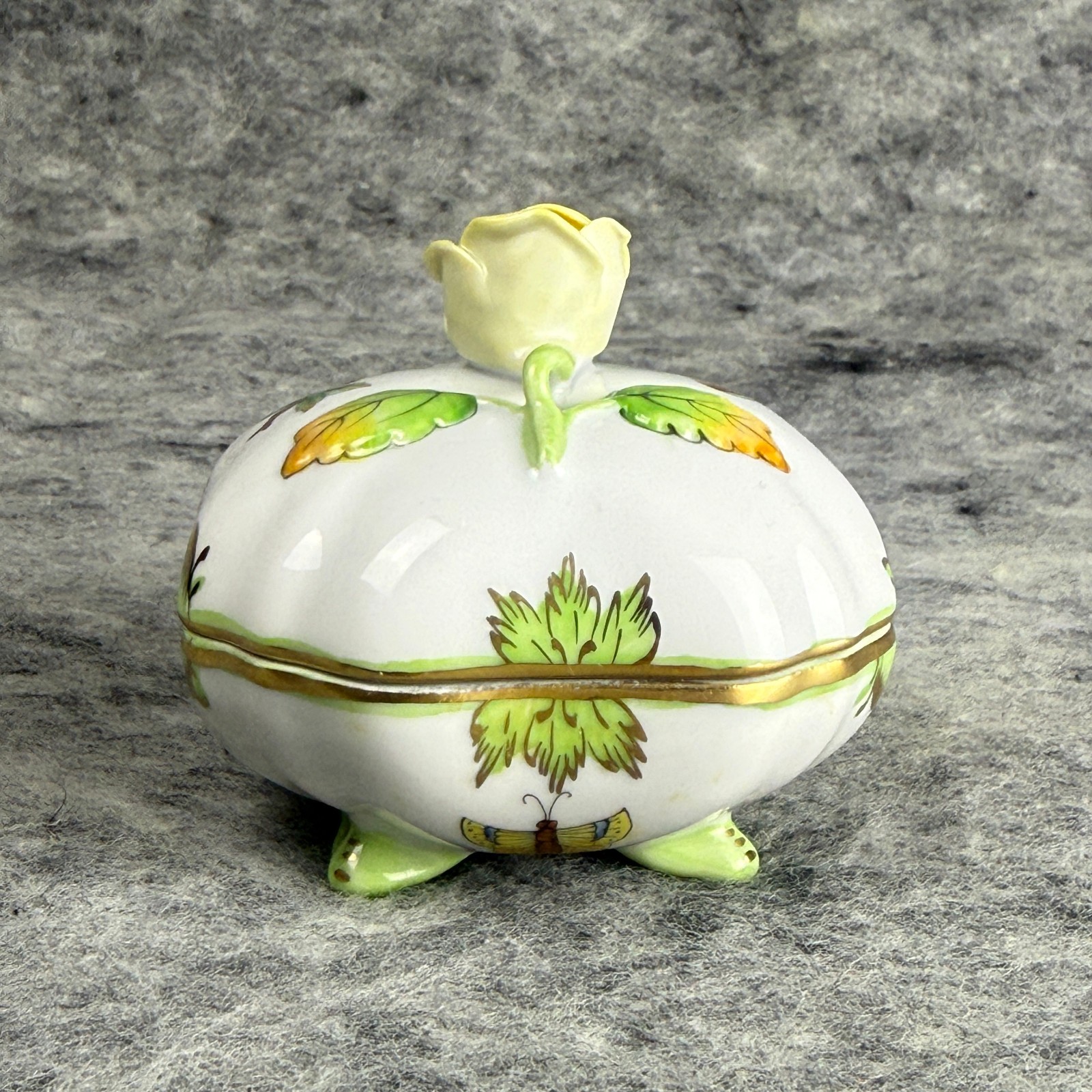 Herend Hungary Queen Victoria VBO Rose Finial Footed Trinket bonbonniere Box