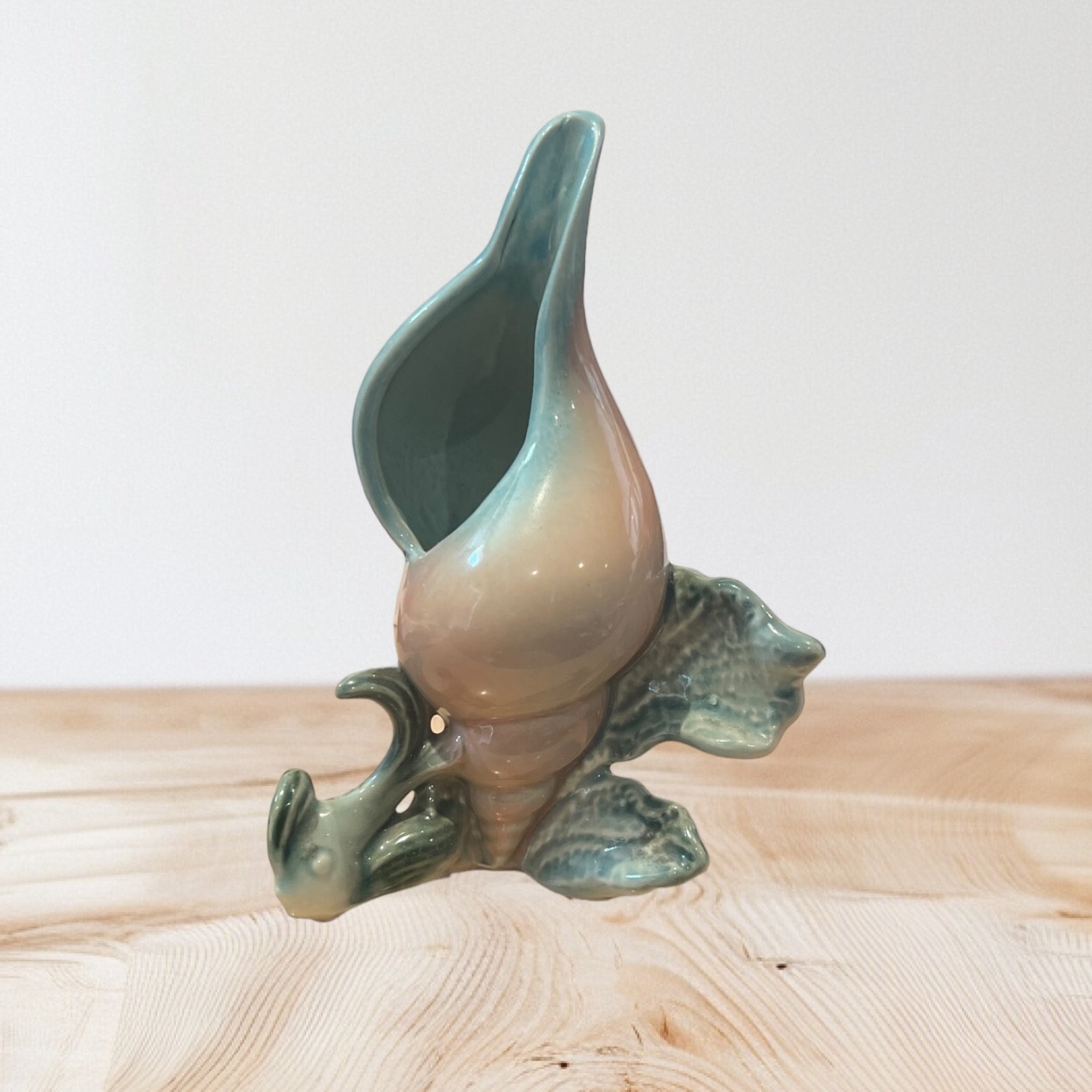 Mid Century Hull Pottery Ebb Tide Conch Bud Vase Peach Green 7″ MCM Vintage “B”