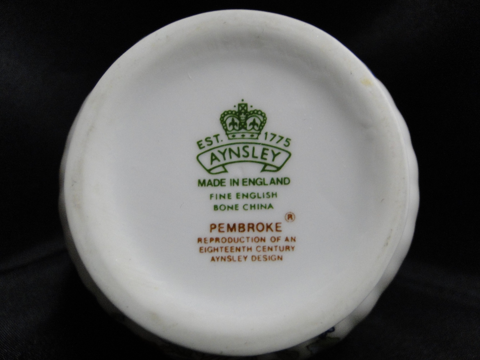 Aynsley Pembroke, Bird & Florals: Round Footed Box & Hinged Lid, 3 7/8″ Tall