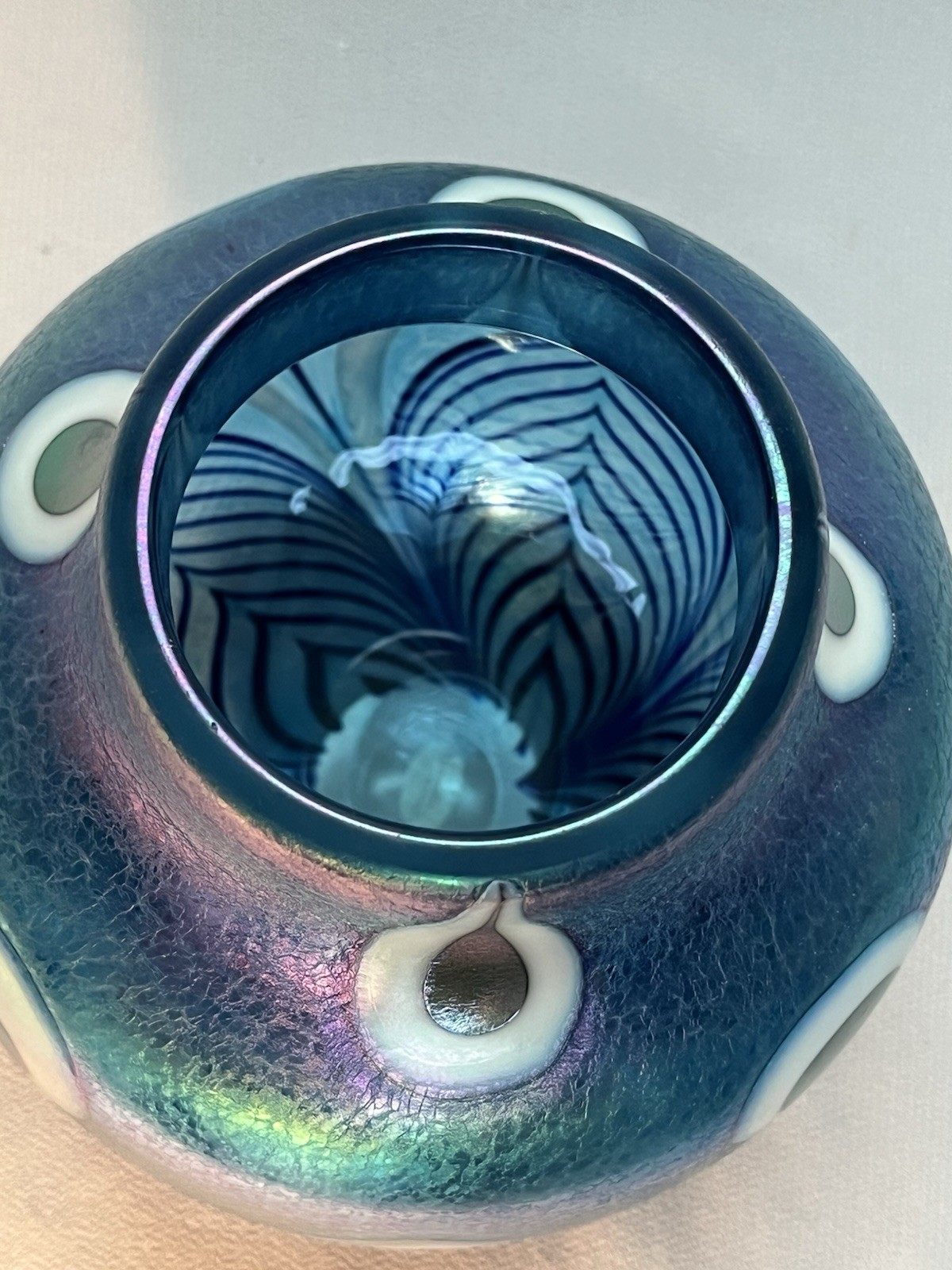 Stunning Robert Held Peacock Blue Iridescent Pulled Feather 7 1/2″ Vase.
