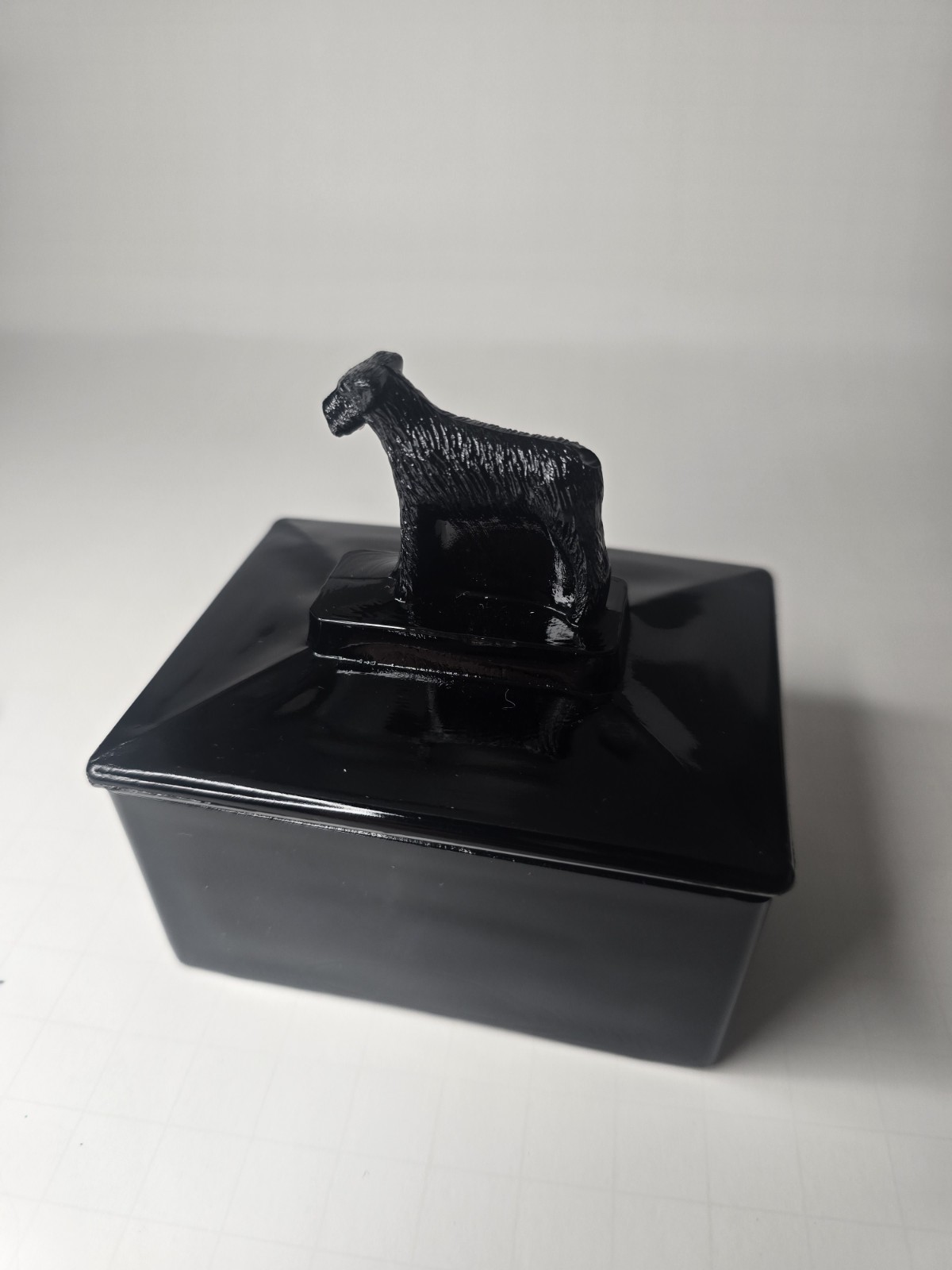 Vintage Art Deco L.E. Smith black amethyst glass box Scottish Terrier DarkMoody
