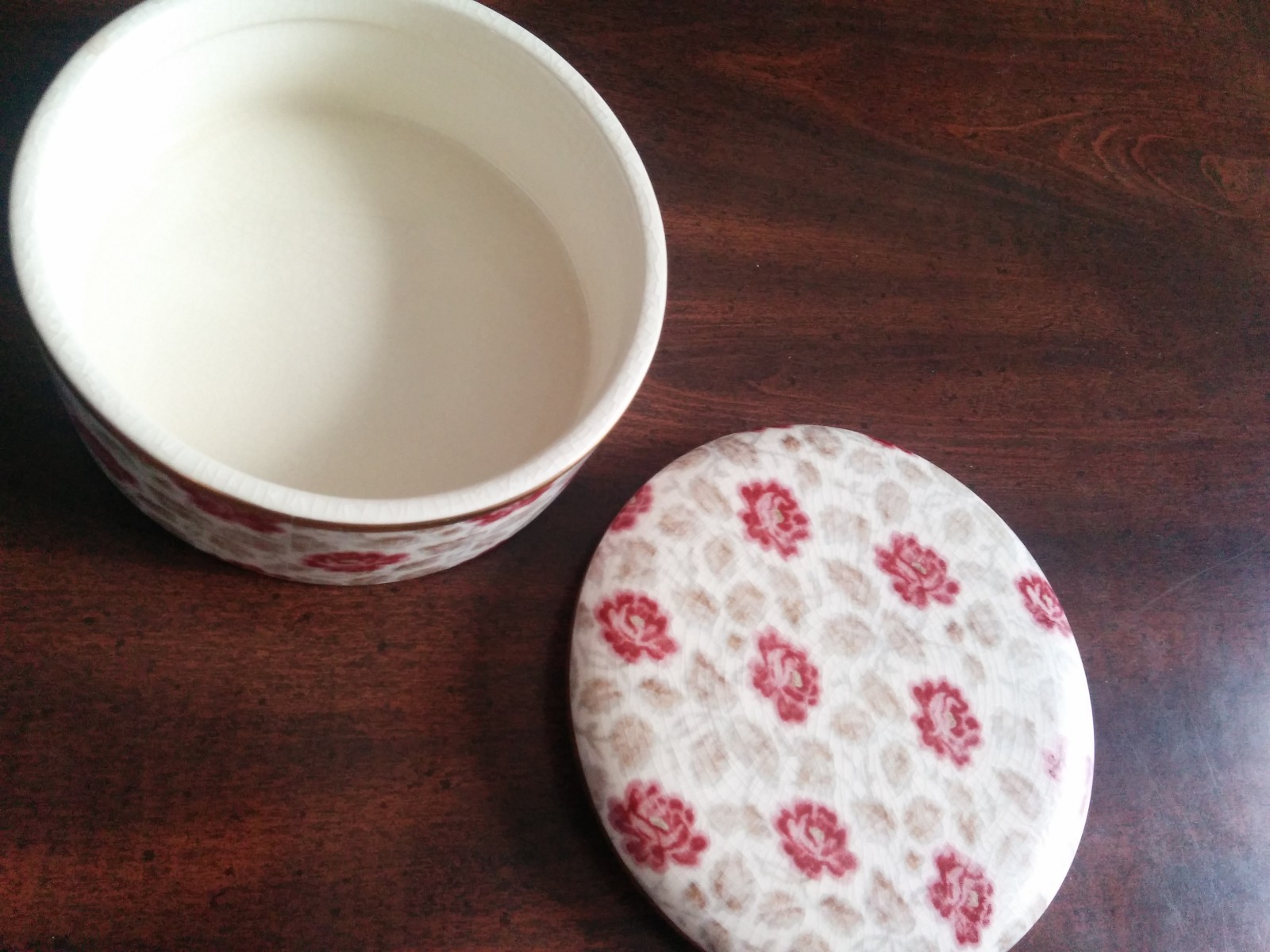 Pottery Barn Romantic Ceramic box Floral 5″ diameter NEW Rose Jewelry container