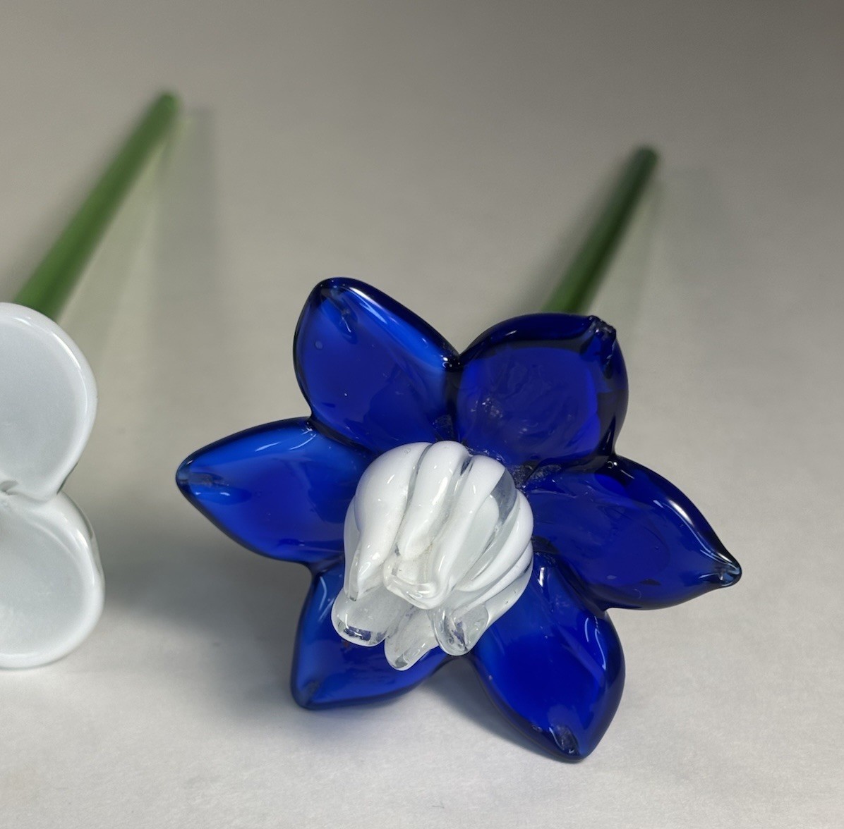Handblown Glass Flowers Daffodils Blue and White w Green Stems 7.75” Long