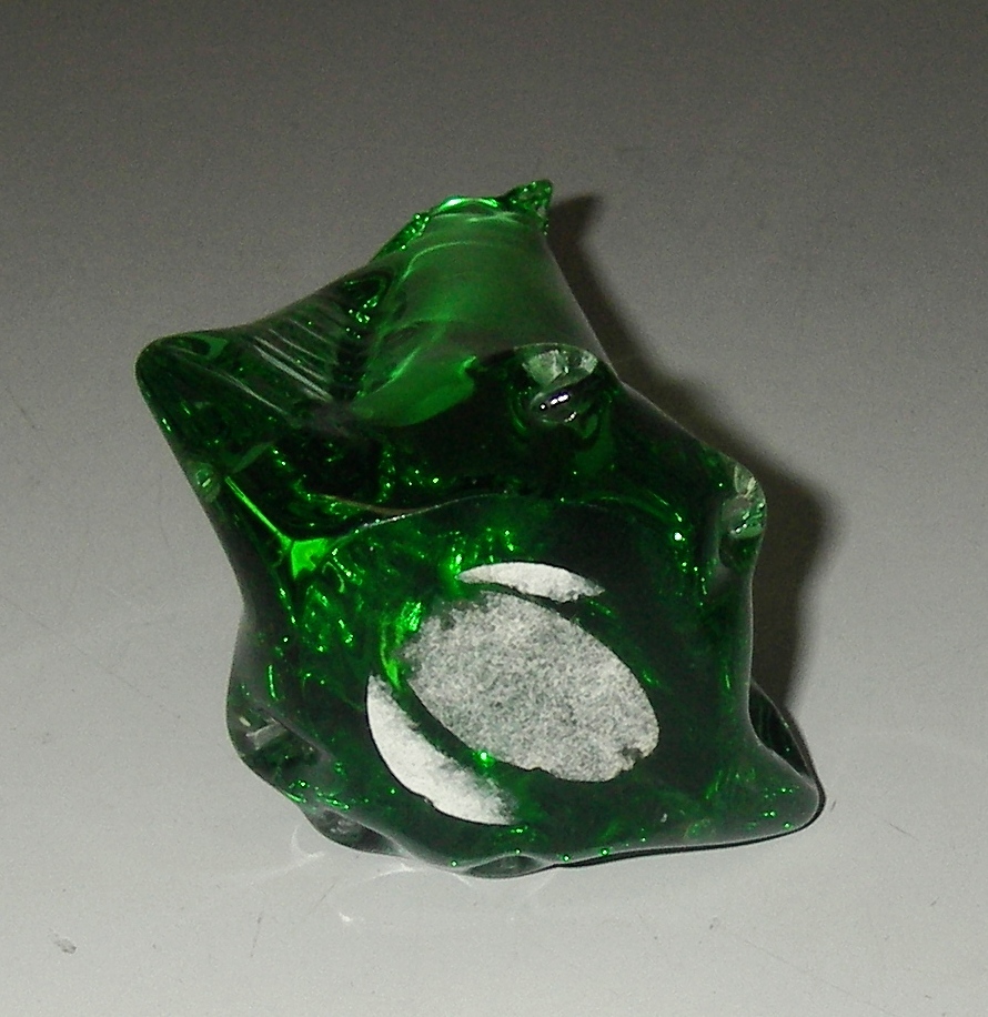 PAPERWEIGHT US Commemorative Fine Art Gallery Green Glass Figural Penguin.
