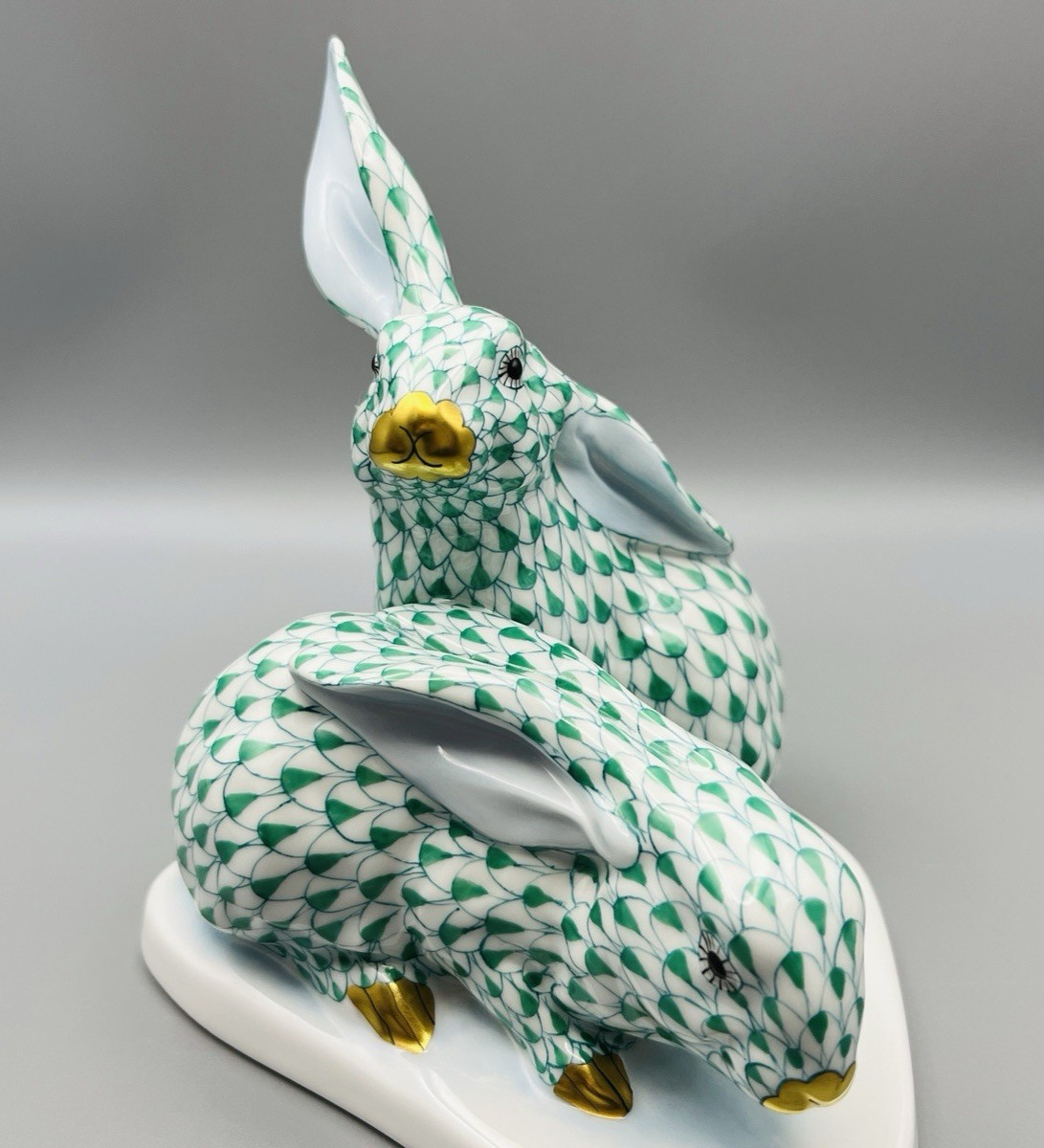 Herend Figurine larger Bunny / Rabbit Pair – Green Fishnet