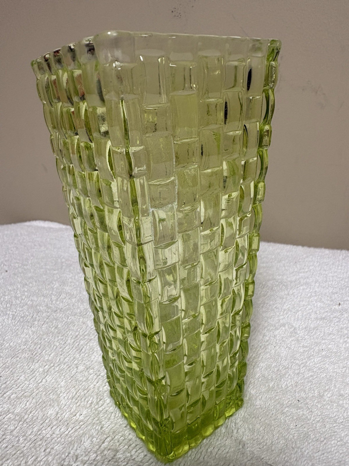VINTAGE 🔥 1960s Light Green Glass Basket Weave Vase 7” Tall Mid Century Decor