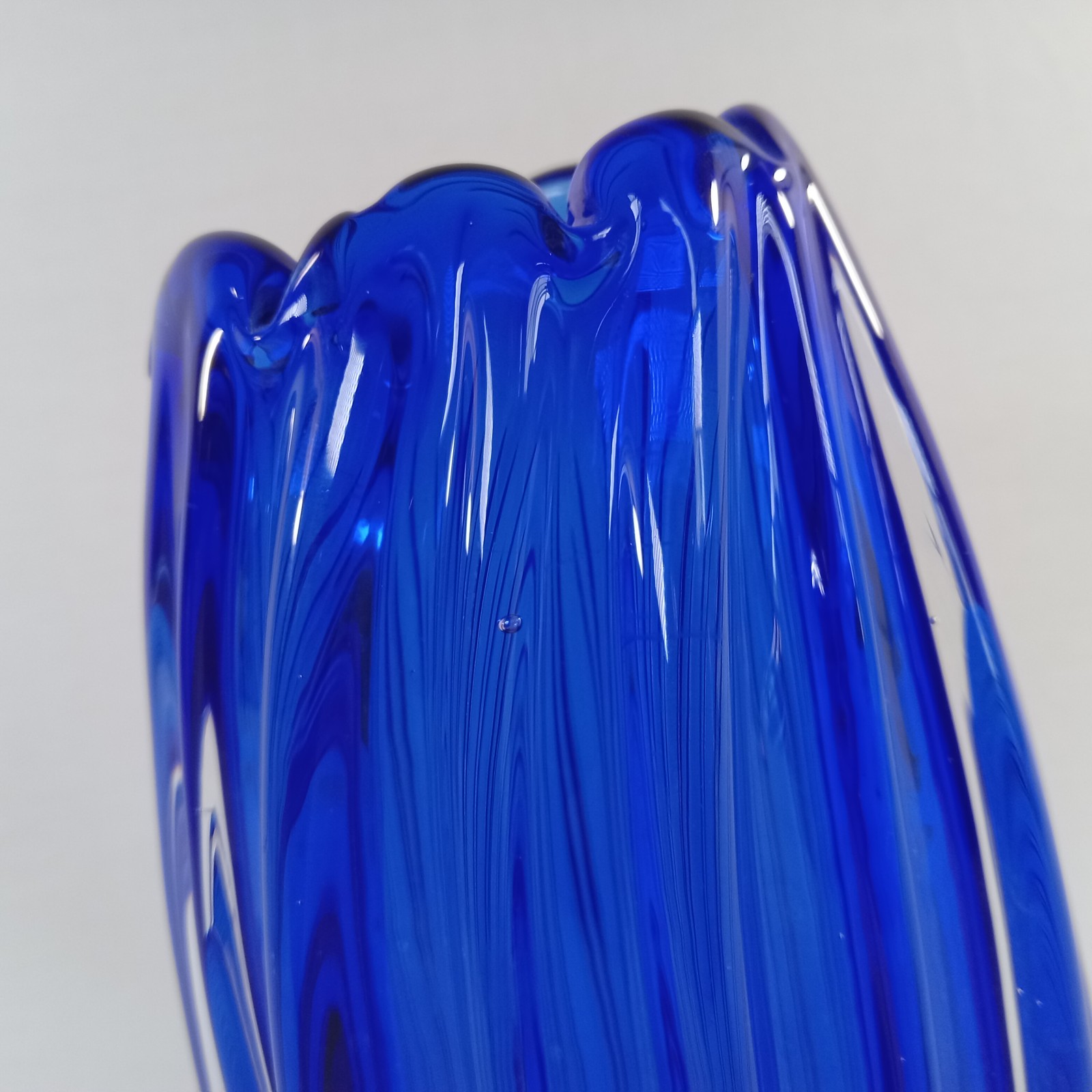 Stunning Cobalt Blue Art Glass Vase Heavy Ribbed Swirl Scalloped Rim 7.75″ Tall