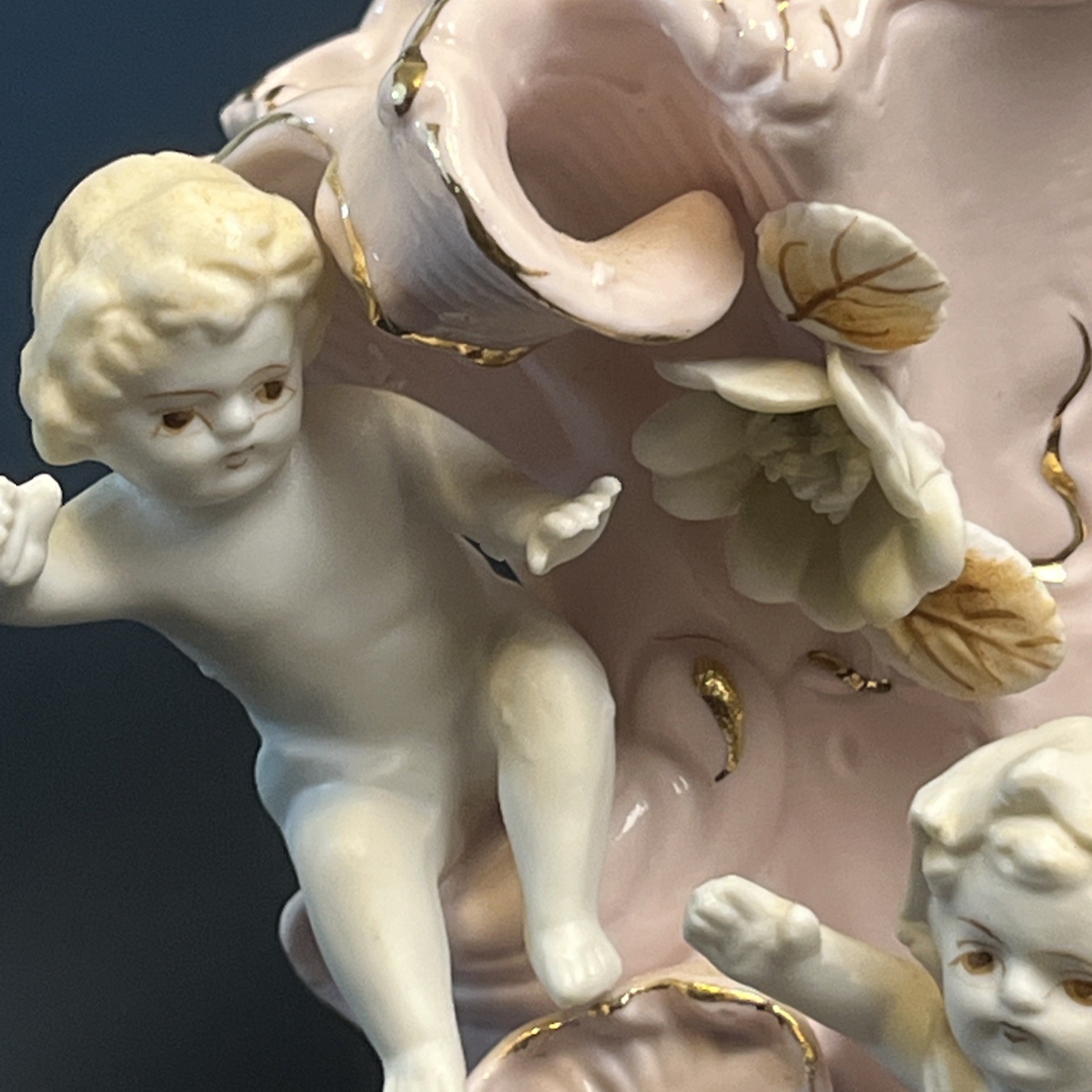 Vtg Pink Ceramic White Cherub Angels Bow Ribbon Pottery Vase Gold Trim 7″ Floral