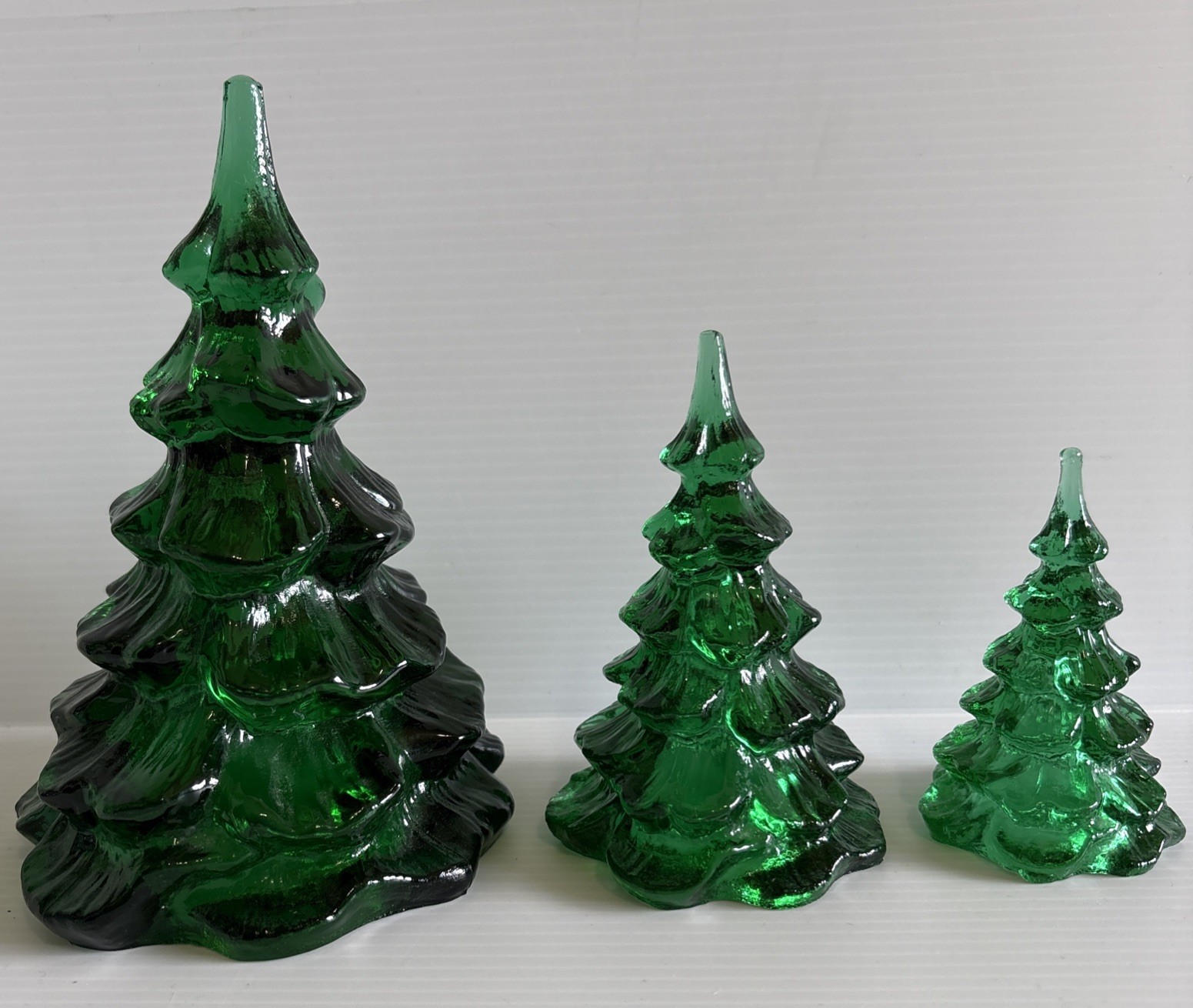 Vintage Fenton Emerald Green Art Glass Christmas Trees 6″ 4″ 3″ Set Of Three