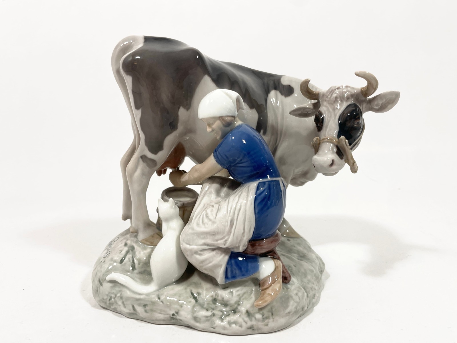 Bing and Grondahl 2017 Figure Girl with Cow and Cat