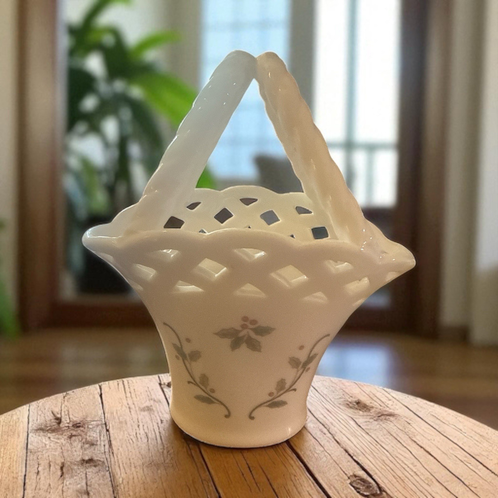 Mikasa Holiday Lace Porcelain Basket 7.5″ Holly Berry