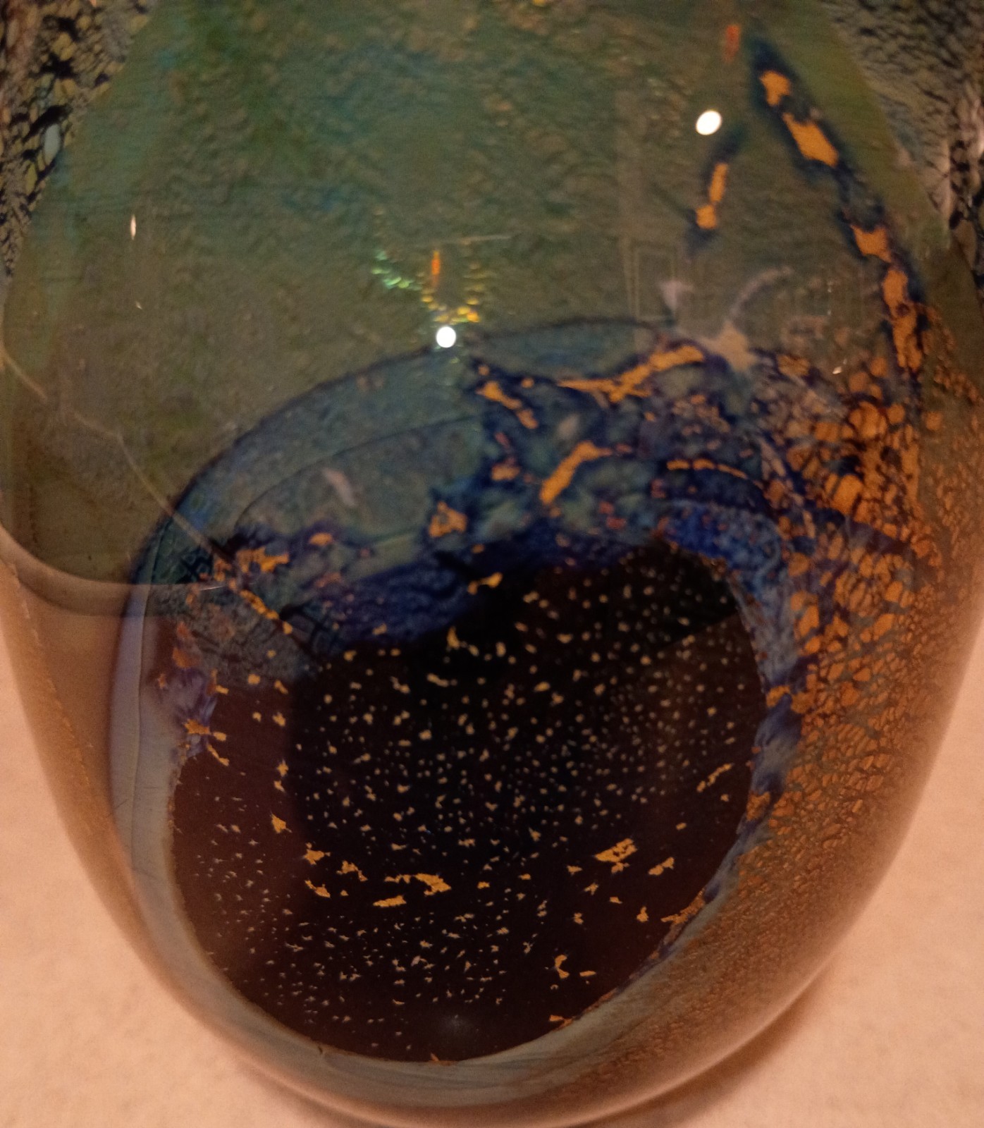 Vintage 1979 Signed Robert Eickholt Glittery 6.25″ Gold Leaf Art Glass Vase