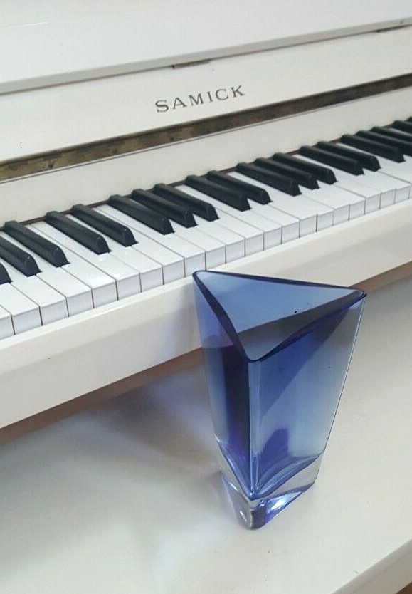 LSA POLAND ART GLASS 8.5 INCH COBALT BL UE VASE TRIANGLE THICK BOTTOM 4.2 LBS