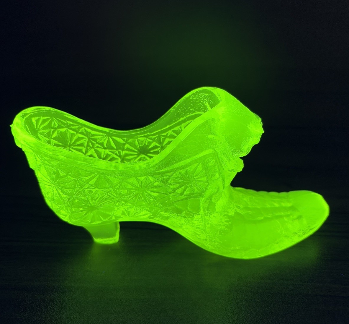 Boyd Daisy & Button Cat Head Slipper Shoe 6″ Vaseline Uranium Art Glass UV Glow