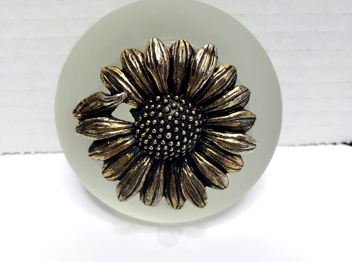 Vintage 1978 George Good Corp. Frosted Glass Sunflower Paperweight 2.75″ Dia