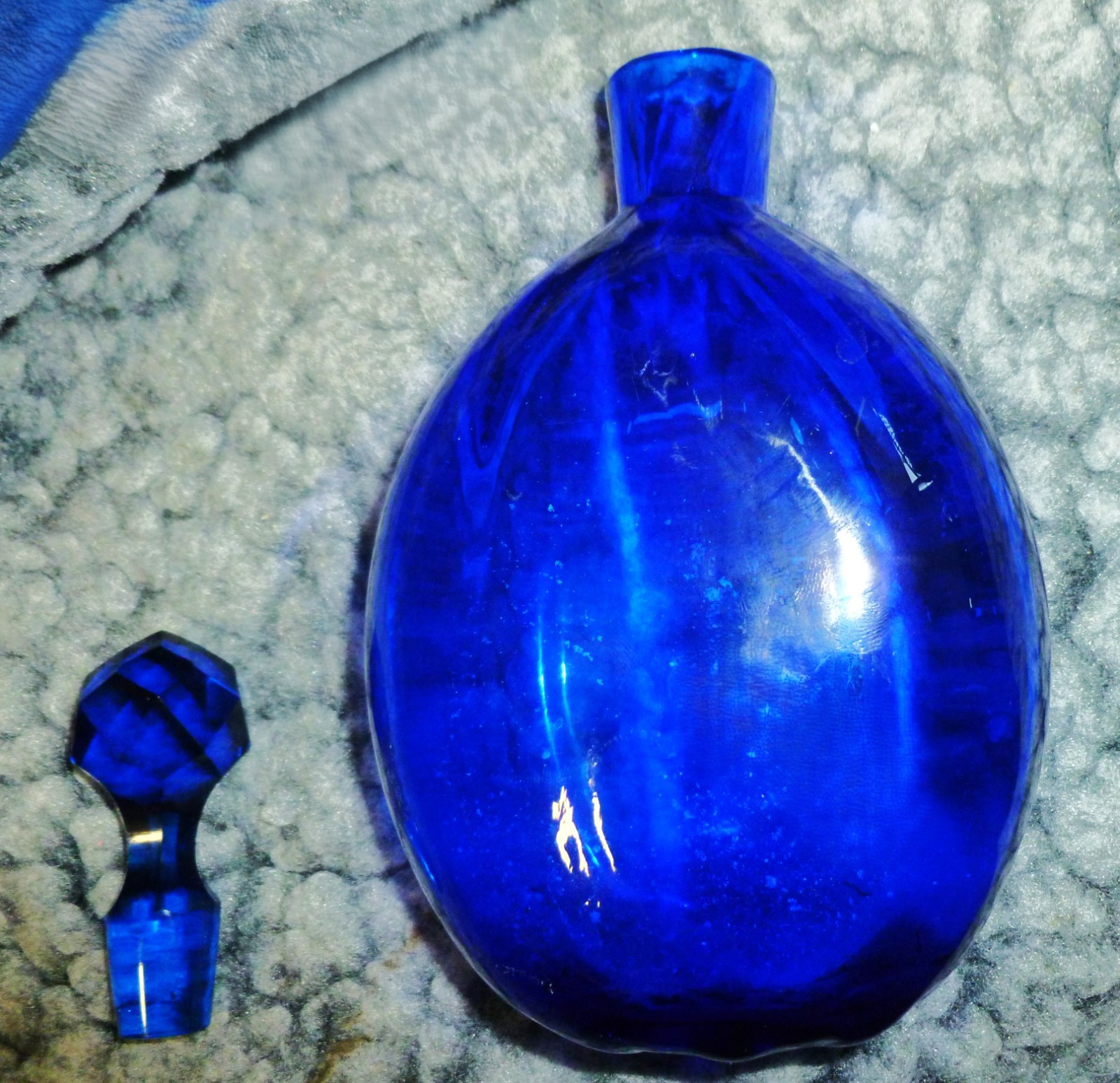 COBALT BLUE GLASS BOTTLE w/ GEM-CUT STOPPER 7-1/2″ Tall 4″ Wide 2-1/2″ Deep Excl