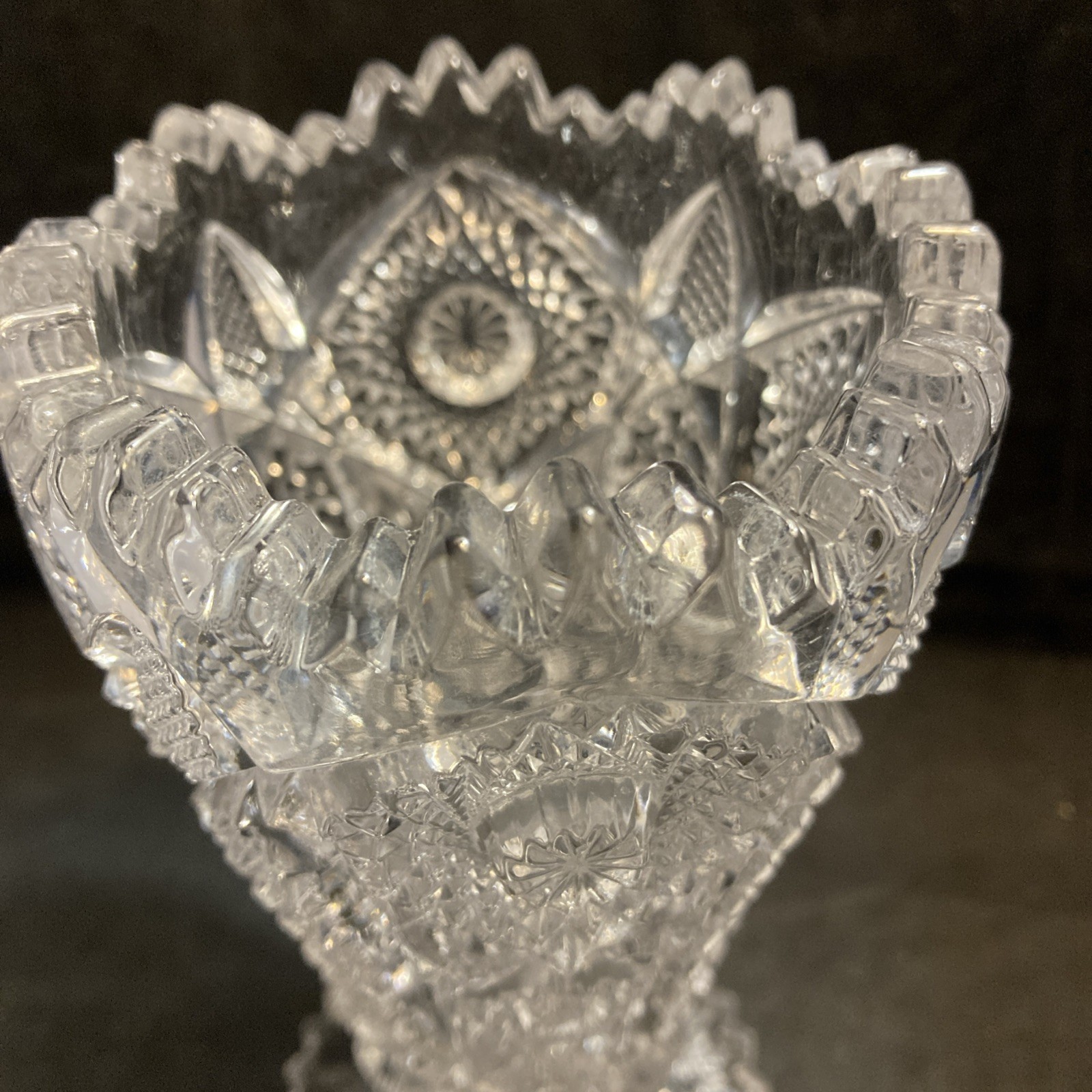 1950s Imperial Pressed Glass Daisy and Button Flower Vase 6 1/8″ Scalloped Feet