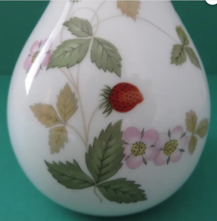 Vintage Wedgwood ‘ Wild Strawberry” Small Bud Vase Porcelain 13 Cm Heigh