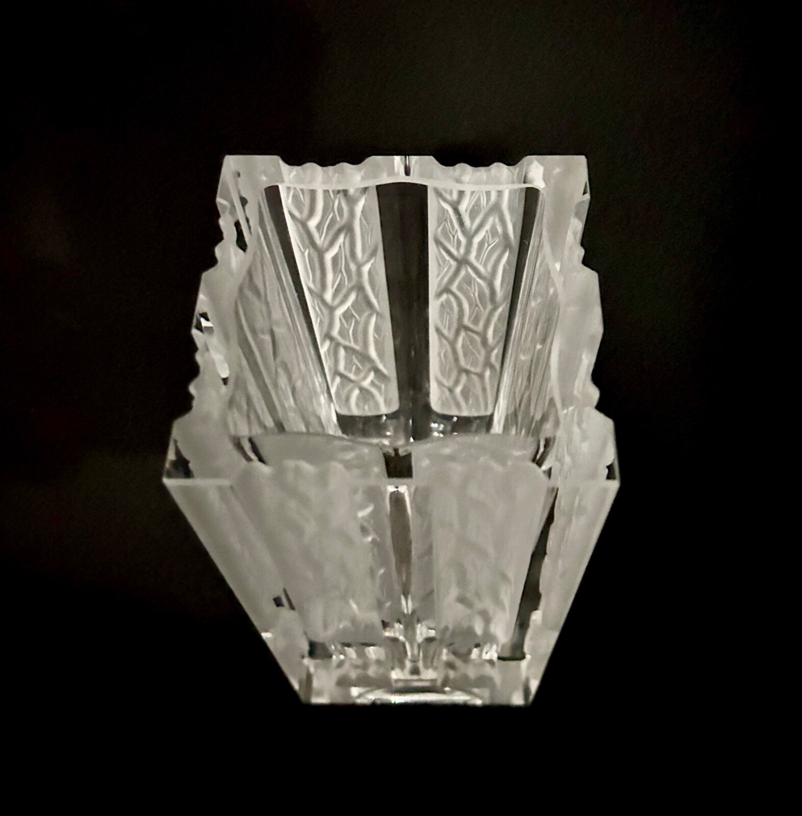 Rare & Beautiful Hoya Winter Windows Crystal Etched Glass Vase 8.25″ Tall