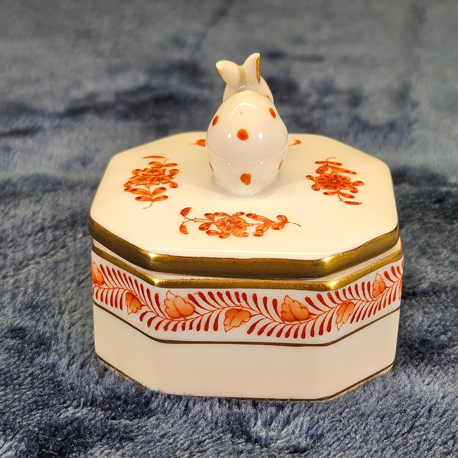 Herend Petite Octagonal Box Chinese Bouquet Rust Bunny Finial
