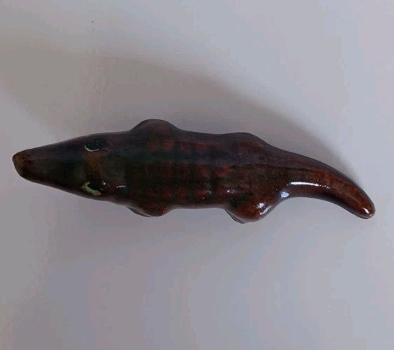 VINTAGE CLAY POTTERY ALLIGATOR FIGURINE WITH METAL LOOP FOR HANGING 2.25″ (L)