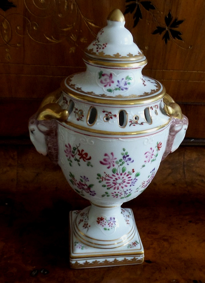 Porcelain Chelsea House Ram Head Armorial Urn 9″H x6″W