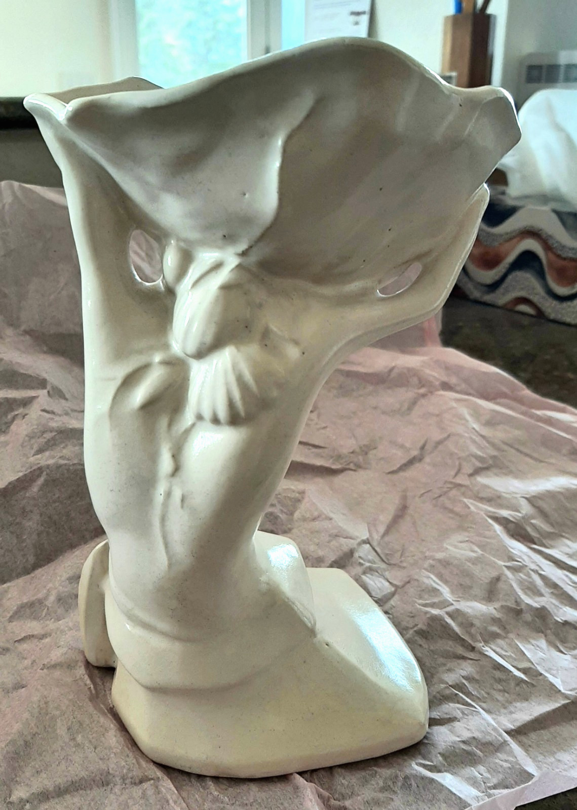 VINTAGE ORIGINAL NELSON MCCOY MATTE SATIN IVORY HAND VASE/PLANTER.