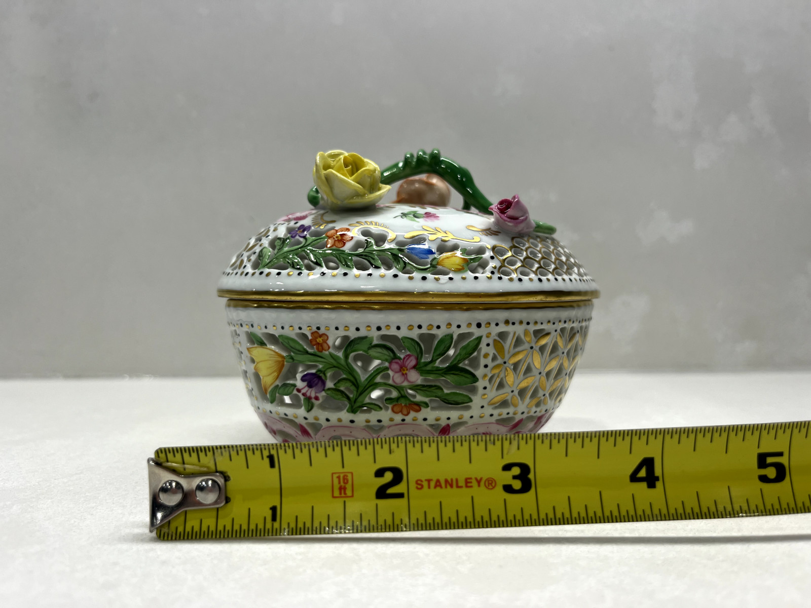 Herend Giftware Porcelain Heart Shape Reticulated Bonbon & Lid 6200/C