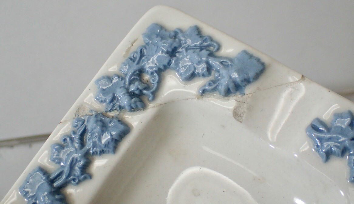 EDJ25 Wedgwood Of Etruria & Barlaston Ashtray Blue Embossed Queens Ware 3.3″