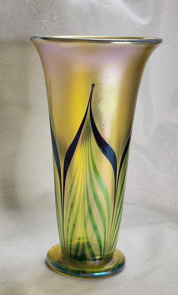 Vintage 1985 Orient & Flume Iridescent Gold Pulled Feather Trumpet Vase