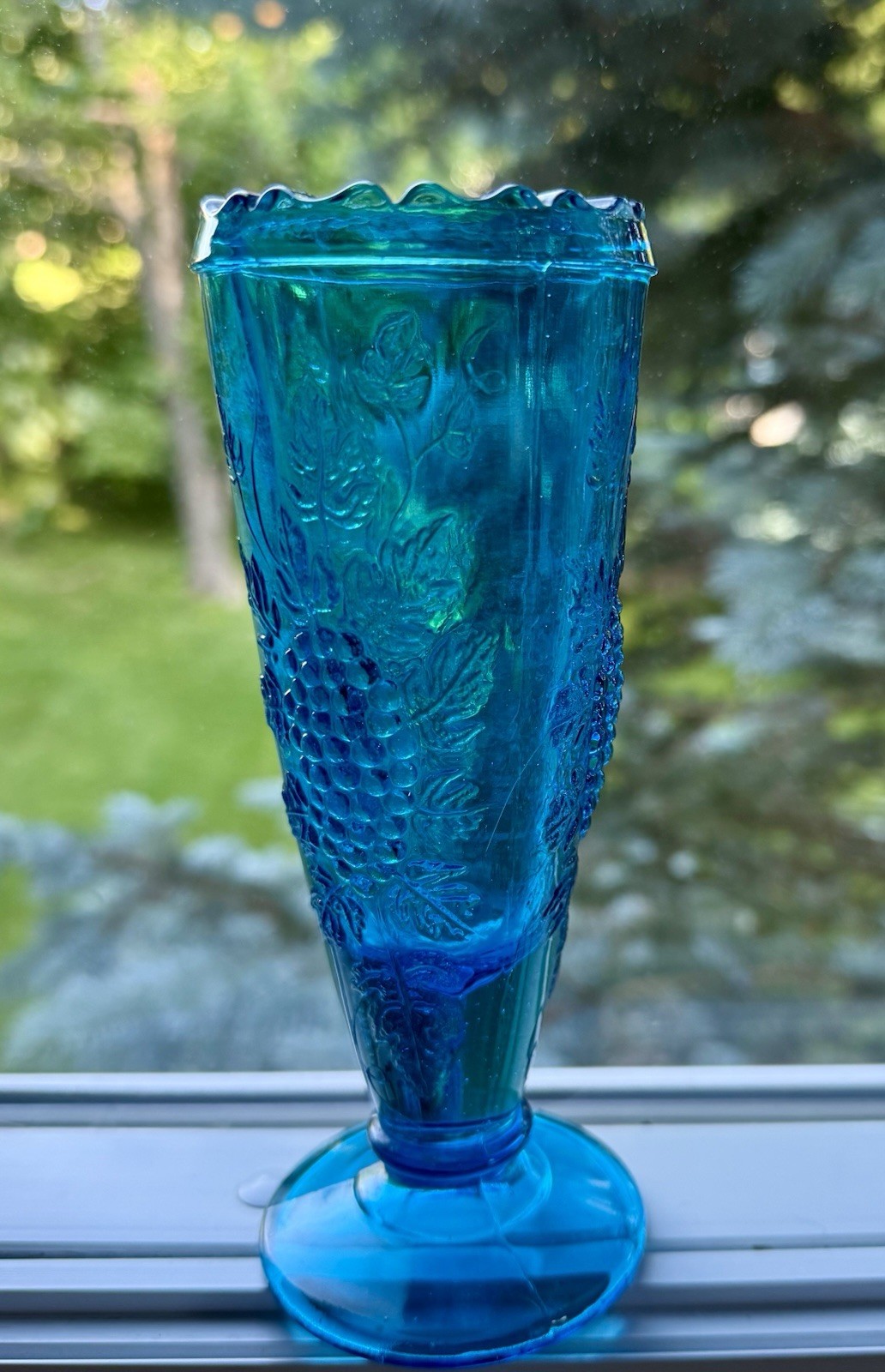 VINTAGE Beautiful Blue Glass Grape Footed 6.5” Vase Scalloped Top Textured