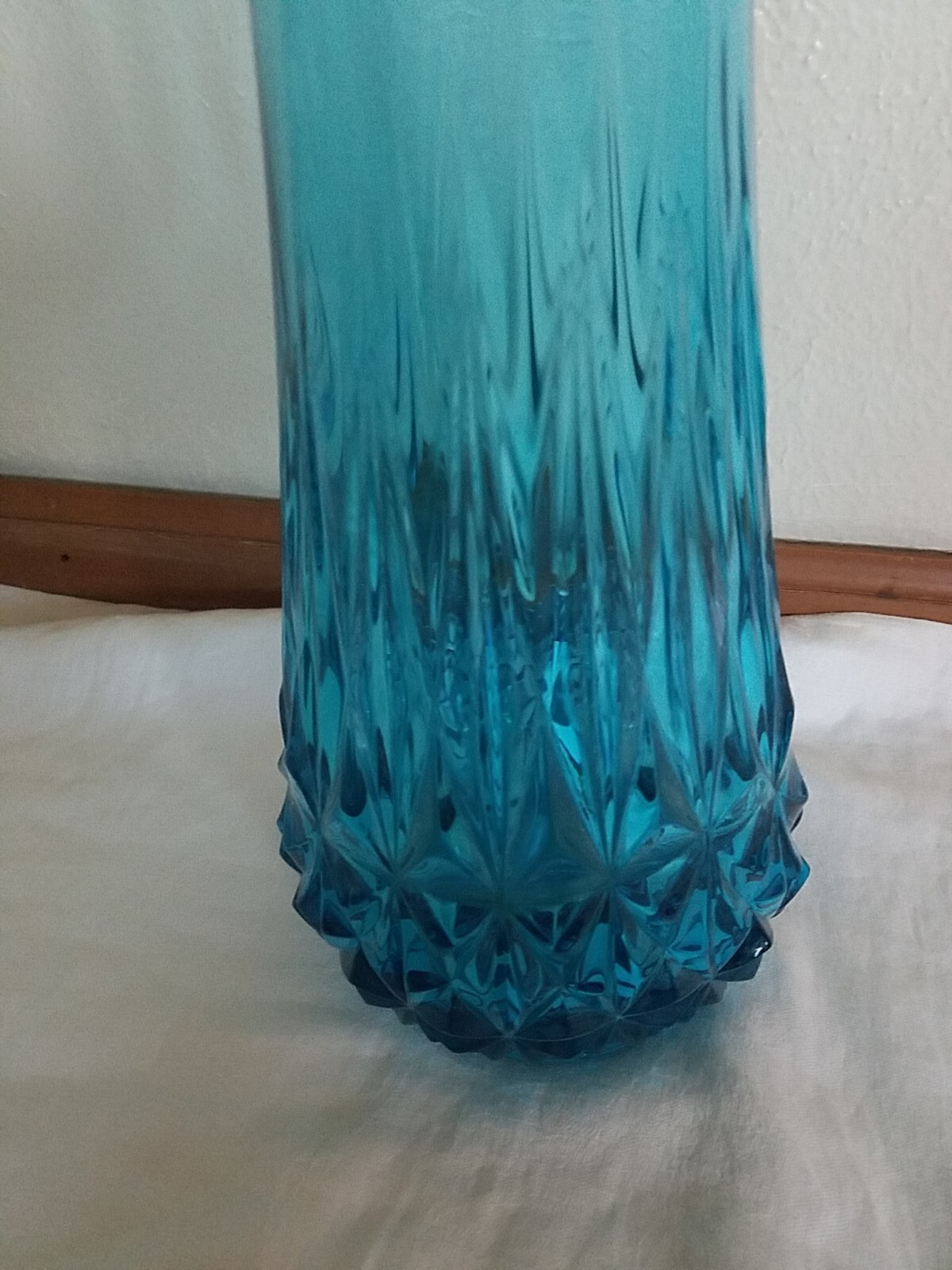 LE Smith Peacock Blue Diamond Butt 26″ MCM 16 Finger Swung Glass Vase