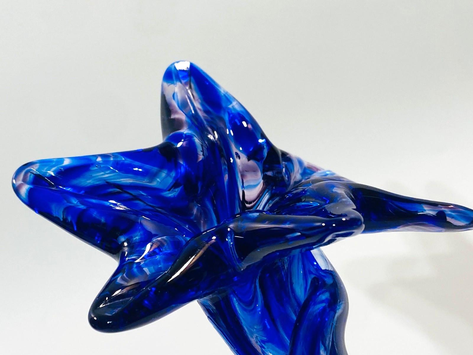 Vintage Hand Blown Art Glass Lily Flower Sculpture Curved Stem Blue Purple 12.5″