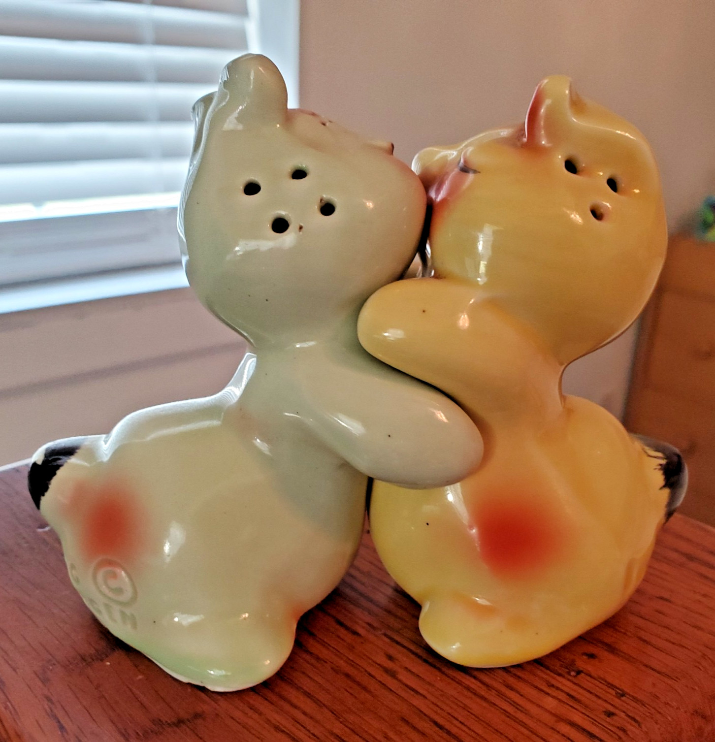 Ruth Van Tellingen Bendel Bunny Hug Salt & Pepper Set