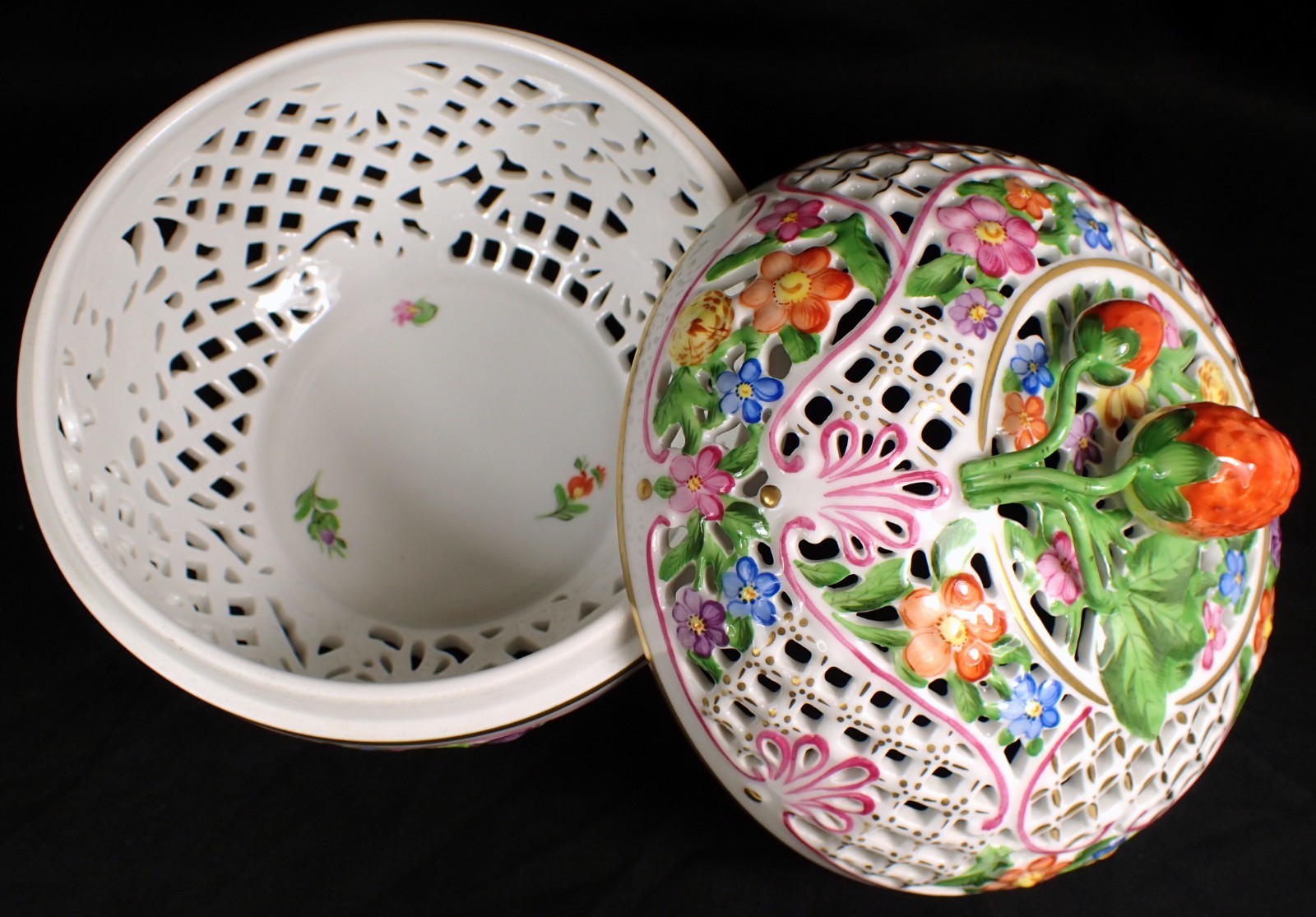 MINT Vtg Herend 6212 Reticulated Bonbonniere Openwork 6″ Box Basket w Strawberry
