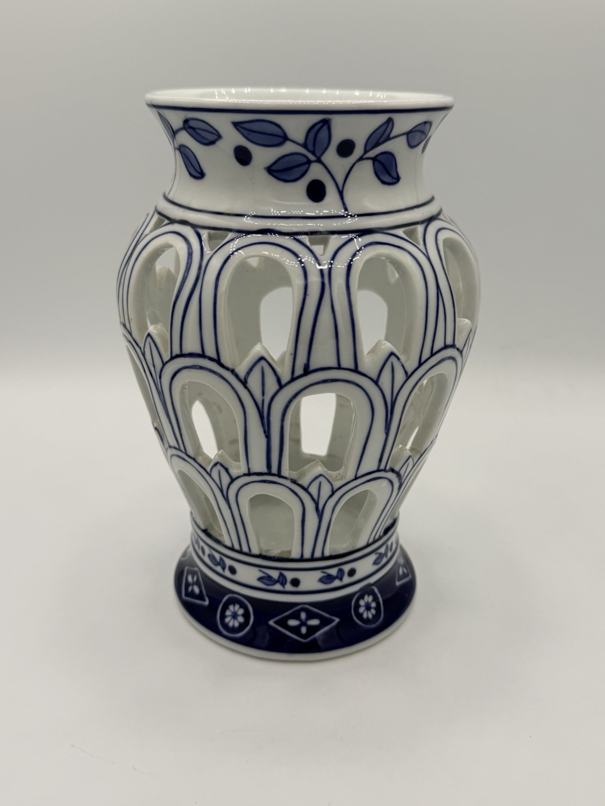 Unmarked Blue & White Chinoiserie Openwork Floral Ceramic Decorative Vase China
