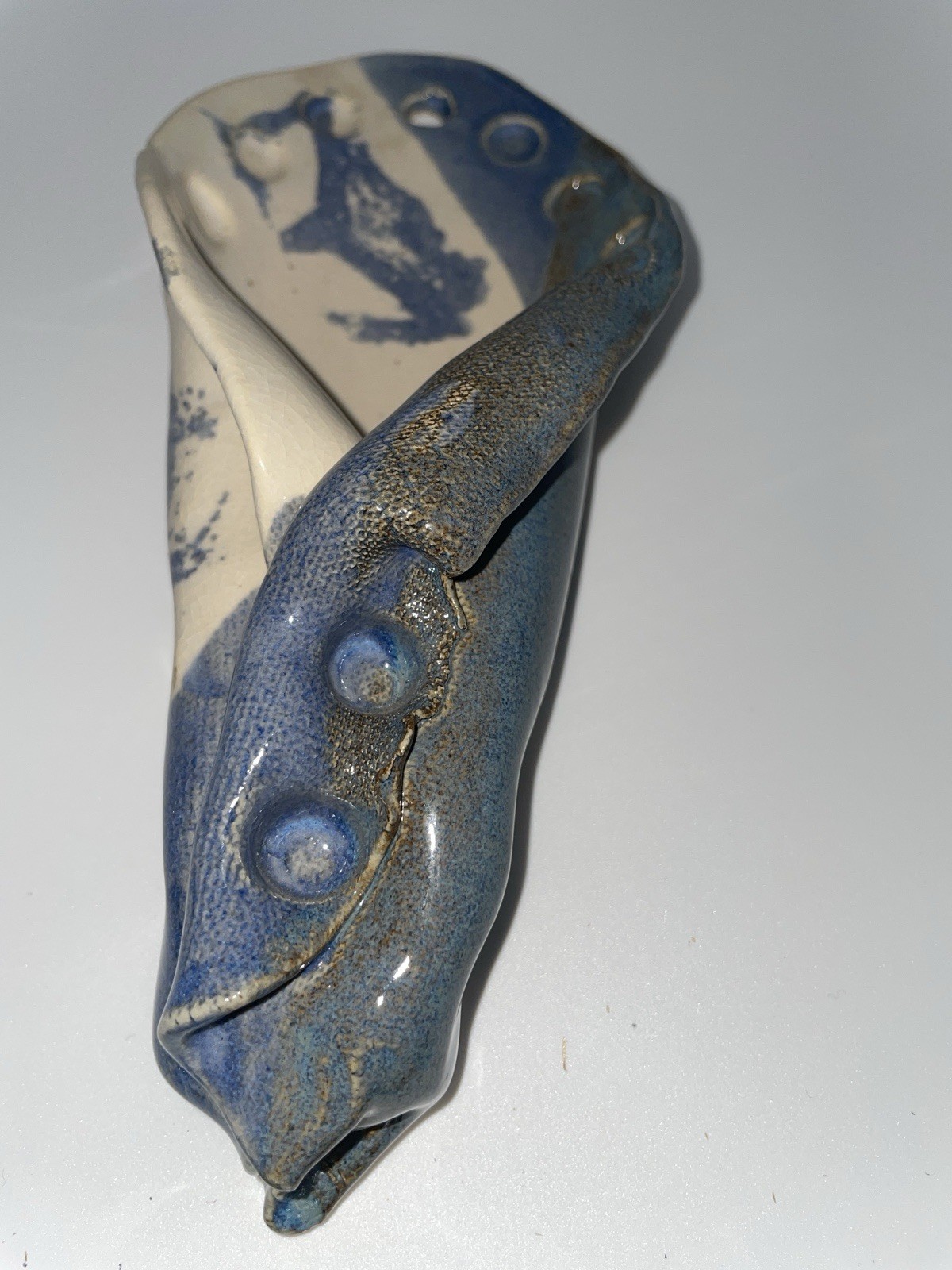 VTG STUDIO ART POTTERY WALL POCKET BLUE & CREAM 8”HANGING VASE SIGNED & DATED 94
