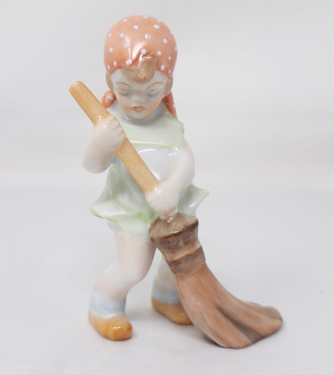 Herend Little Girl Brooming Figurine Hand painted Porcelain Hungary 3-3/4″ MINT