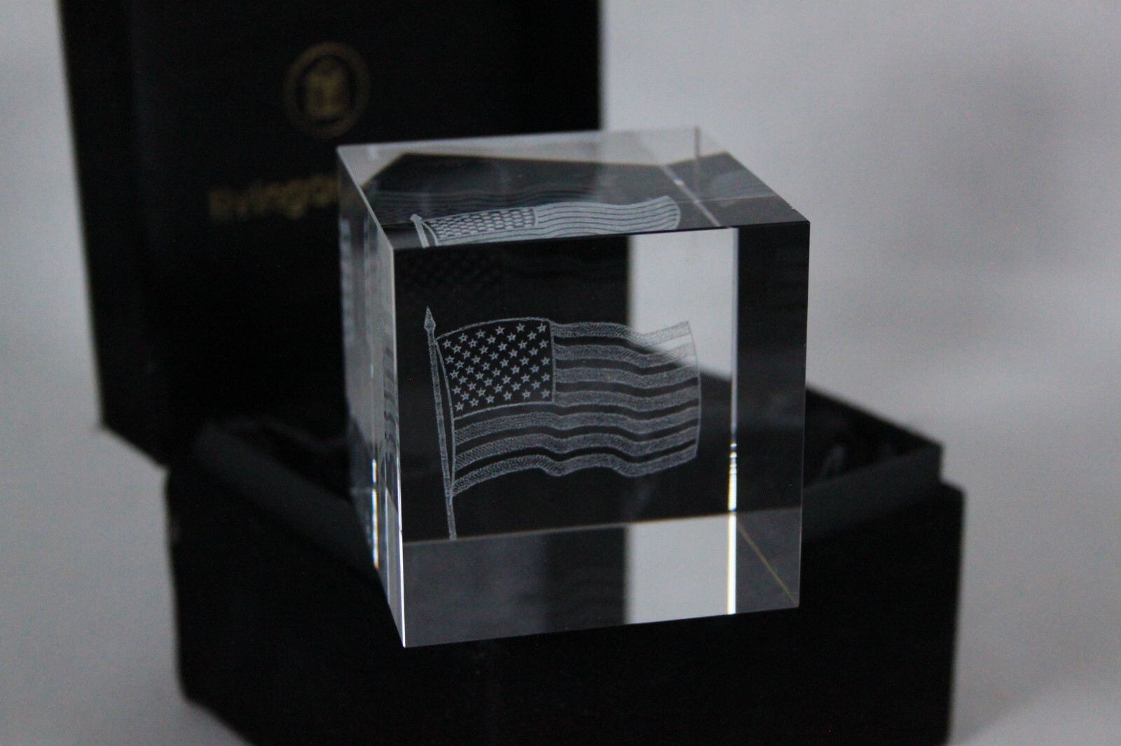 RARE LIVING QUARTERS AMERICAN FLAG CRYSTAL 3D CUBE PAPERWEIGHT NEW IN VELVET BOX